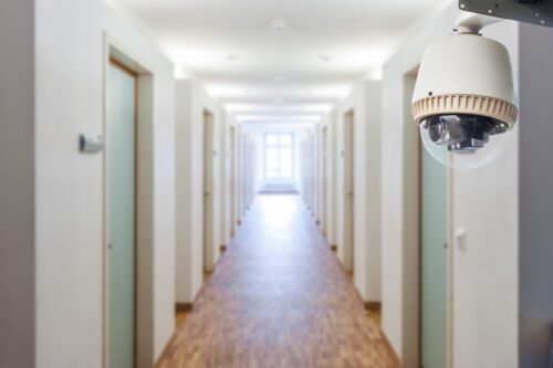 Überwachungskameras in einem Mehrparteienhaus
